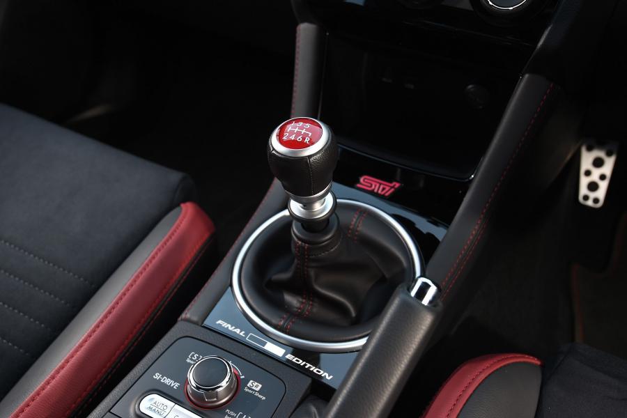 Детали интерьера Subaru WRX STI Final Edition 2018 года  (UK) (фото 6 из 14)